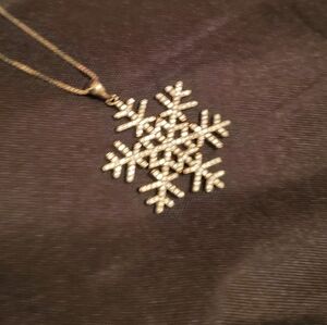 Elegant Silver Snowflake Pendant Necklace